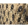 Dentelle Tissu Brodé Couture Sur Tulle Résille  Doré Or Orné De Motifs Fleurs Bleu Marine et Doré Or.