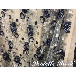 Dentelle Tissu Brodé Couture Sur Tulle Résille  Doré Or Orné De Motifs Fleurs Bleu Marine et Doré Or.