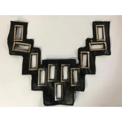 Col Plastron Simili Cuir Noir – Décor Carré Métallisé