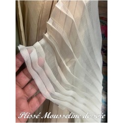 Plissé En Mousseline De Soie Ivoire Couture. - vendu au mètre. Pleated Ivory Chiffon Couture Fabric. - Sold by the meter.