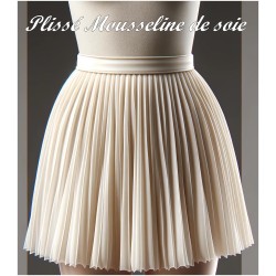 Plissé En Mousseline De Soie Ivoire Couture. - vendu au mètre. Pleated Ivory Chiffon Couture Fabric. - Sold by the meter.