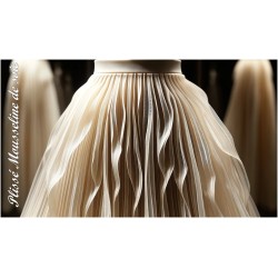 Plissé En Mousseline De Soie Ivoire Couture. - vendu au mètre. Pleated Ivory Chiffon Couture Fabric. - Sold by the meter.
