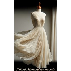 Plissé En Mousseline De Soie Ivoire Couture. - vendu au mètre. Pleated Ivory Chiffon Couture Fabric. - Sold by the meter.