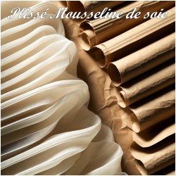 Plissé En Mousseline De Soie Ivoire Couture. - vendu au mètre. Pleated Ivory Chiffon Couture Fabric. - Sold by the meter.