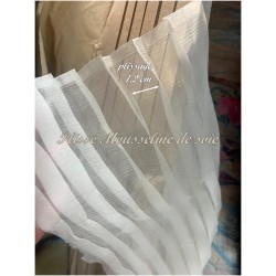 Plissé En Mousseline De Soie Ivoire Couture. - vendu au mètre. Pleated Ivory Chiffon Couture Fabric. - Sold by the meter.
