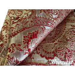 Tissu Brocart Doré aux Motifs Floraux Rouges :  Éclat Royal - Royal Shine: Gold Brocade Fabric with Red Floral Patterns