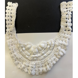 Col en coton orné de pierres blanches : l'élégance à coudre.