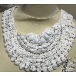 Col en coton orné de pierres blanches : l'élégance à coudre.