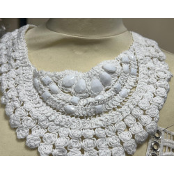 Col en coton orné de pierres blanches : l'élégance à coudre.