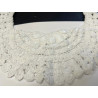 Col en coton orné de pierres blanches : l'élégance à coudre.