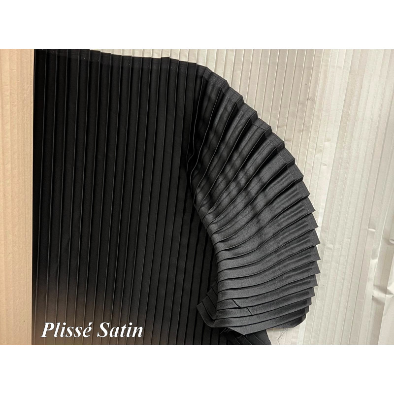 Satin plissé en tombé de soie noire : Élégance et finesse