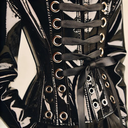 Ruban œillet Cuir Vinyle Brillant Noir A Coudre Pour Agrafage Et Serrage