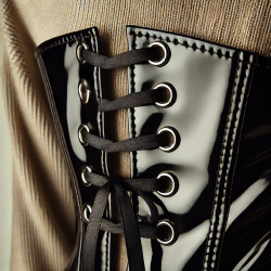 Ruban œillet Cuir Vinyle Brillant Noir A Coudre Pour Agrafage Et Serrage