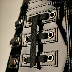 Ruban œillet Cuir Vinyle Brillant Noir A Coudre Pour Agrafage Et Serrage