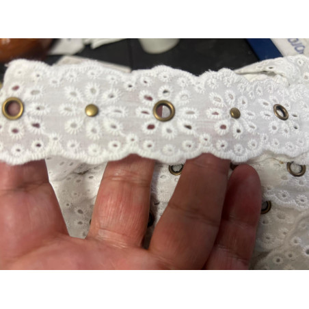 Broderie anglaise 100 % coton – 3 cm – motif œillet bronze