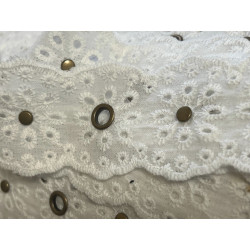 Broderie anglaise 100 % coton – 3 cm – motif œillet bronze