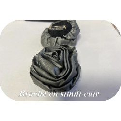 Broche Fleur en Simili Cuir Métallisé – Accessoire Mode Chic et Élégant