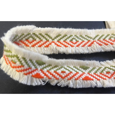 Galon brodé ethnique à franges – Motifs géométriques orange et vert – Largeur 25 mm – Vendu au mètre