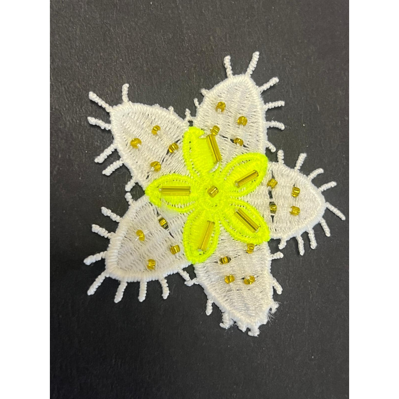 Appliqué fleur brodée perles – Motif floral en coton, coloris anis – Mercerie fantaisie