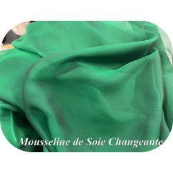 🌿 Mousseline de Soie Changeante Vert Émeraude Reflets Noirs – Tissu de Luxe au Mètre