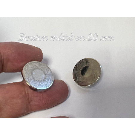 Bouton rond métal 20 mm argenté – Gravé effet rayons soleil