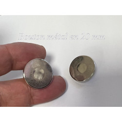 Bouton rond métal 20 mm argenté – Gravé effet rayons soleil