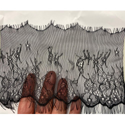 "Dentelle Chantilly fine Noire en 15 cm au Mètre : Élégance Intemporelle "