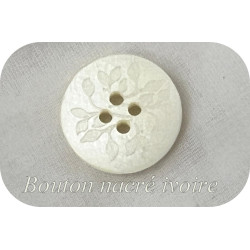 Bouton nacré Ivoire Couture en Diamètre 18 mm, motif incrusté fleurs