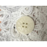 Bouton nacré Ivoire Couture en Diamètre 18 mm, motif incrusté fleurs