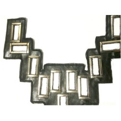 Col Plastron Simili Cuir Noir – Décor Carré Métallisé