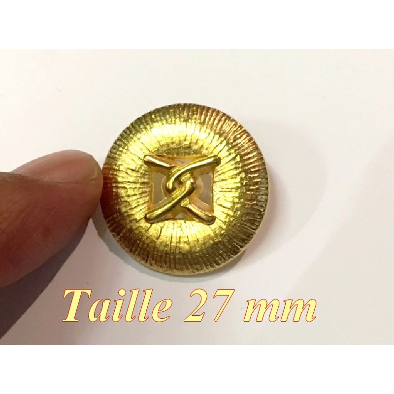 Bouton Vintage En Métal Doré Ajouré Motif Feuillage - Dimensions 27 X 50 Mm - Forme Triangle Arrondi - France