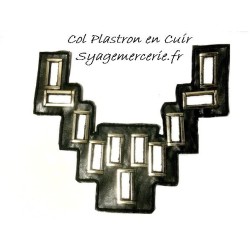 Col Plastron Simili Cuir Noir – Décor Carré Métallisé