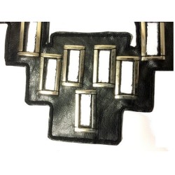 Col Plastron Simili Cuir Noir – Décor Carré Métallisé
